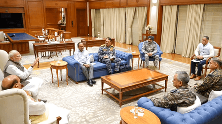 पीएम मोदी ने रक्षा मंत्री और सेना प्रमुखों के साथ की महत्वपूर्ण बैठक