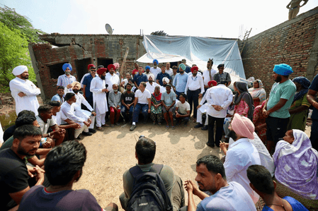 पंजाब बाढ़: राहुल गांधी का प्रभावित इलाकों का दौरा, कहा- हर पीड़ित परिवार के साथ हूं