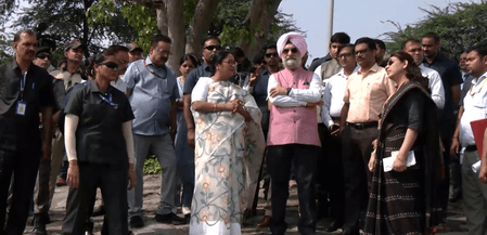 दिल्ली की मुख्यमंत्री और एलजी ने वासुदेव घाट का दौरा, सुरक्षा और सुविधाओं का लिया जायजा