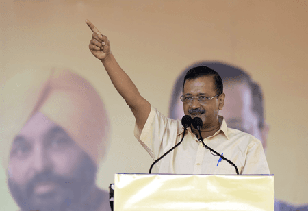 'सरकार आवाज दबाना चाहती है', सौरभ भारद्वाज के खिलाफ ईडी की कार्रवाई पर भड़के अरविंद केजरीवाल