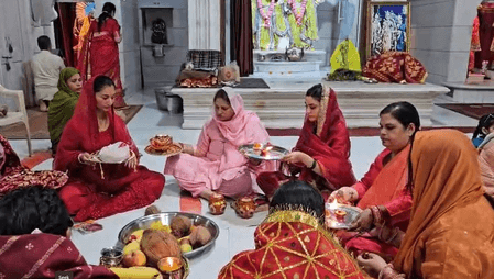 करवा चौथ : मोगा में महिलाएं सोलह श्रृंगार कर मना रही सुहाग का पर्व, चंडीगढ़ में दिखा रंग