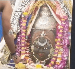 पंचामृत स्नान और भस्म लेपन के साथ बाबा महाकाल ने दिया भक्तों को आशीर्वाद