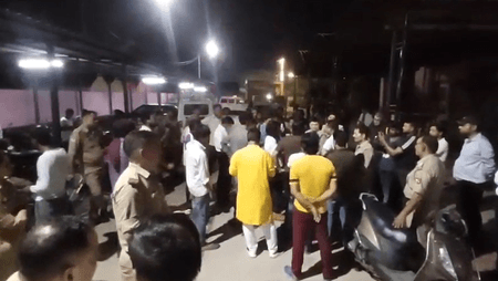 वृंदावन में सीवर सफाई के दौरान दो लोगों की मौत, परिजनों ने किया हंगामा