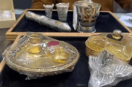 होली पर लखनऊ के बाजारों में खास रौनक, सोने-चांदी की पिचकारी और बाल्टियों की बढ़ी मांग