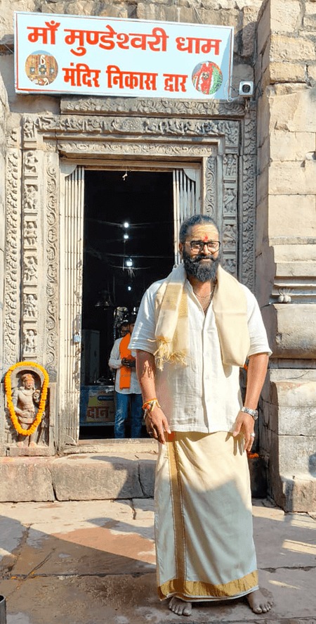 'कांतारा: चैप्टर 1' की सफलता के लिए मां मुंडेश्वरी का धन्यवाद करने पहुंचे ऋषभ शेट्टी, राज्याभिषेक में हुए शामिल