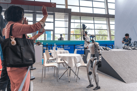 चीनी ह्यूमनॉइड रोबोट का समावेशी सशक्तिकरण दुनिया में सबसे आगे