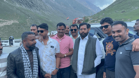 महाराष्ट्र के डिप्टी सीएम एकनाथ शिंदे ने कश्मीरियों से की मुलाकात, कहा- पटरी पर लौट रहा पर्यटन