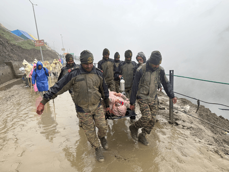 अमरनाथ यात्रा: बारिश और भूस्खलन में फंसे 3 हजार श्रद्धालुओं को मिली सेना की मदद