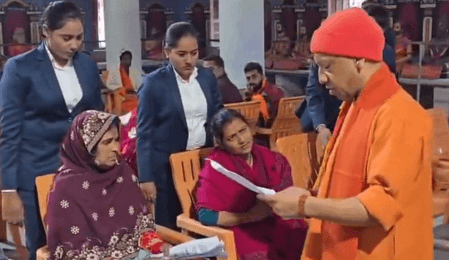 बिना चिंता कराएं इलाज, सरकार करेगी भरपूर आर्थिक मदद, योगी आदित्यनाथ ने दिया आश्वासन