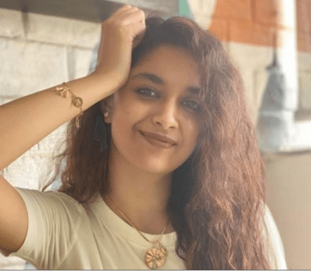 कीर्ति सुरेश ने बिना रुके 9 घंटे की डबिंग, तस्वीर शेयर कर बयां किया हाल