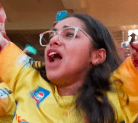 चिदंबरम स्टेडियम में गूंजा धोनी के नाम का शोर, माही को देखते ही भावुक हुई महिला फैन