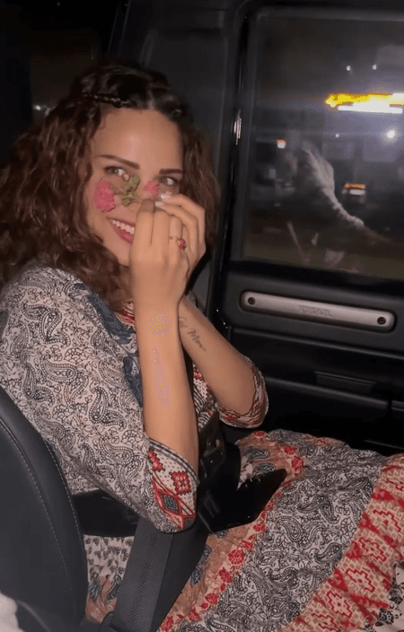 हाथों में फूल लिए शर्माईं हिमांशी खुराना, साथ में दिखा कोई खास