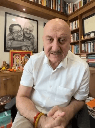 अनुपम खेर स्विट्जरलैंड से लौटते ही पहुंचे सतीश शाह के घर