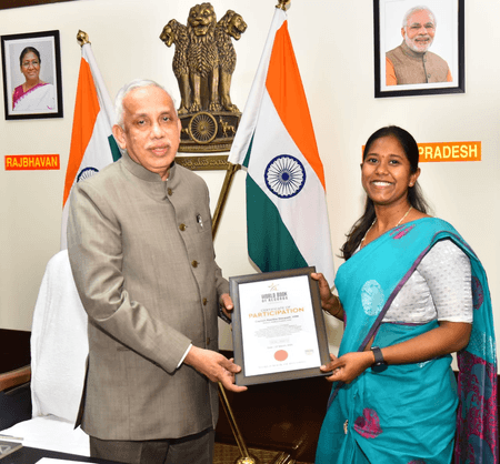 आंध्र प्रदेश: राज्यपाल एस अब्दुल नजीर ने मेजर कविता वासुपल्ली को किया सम्मानित