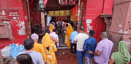 काशी : नवरात्रि के चौथे दिन मां कूष्मांडा के दर्शन के लिए लगी लंबी कतार, भक्तों ने की शांति-समृद्धि की कामना