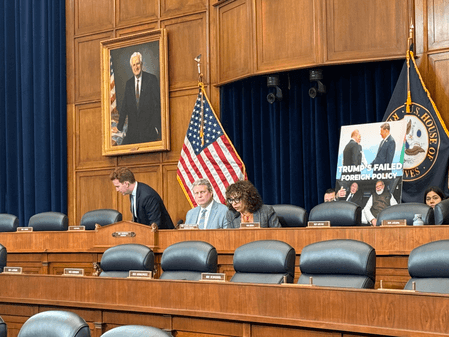 डेमोक्रेट्स ने उठाए ट्रंप की नीतियों पर सवाल, चेताया-ज्यादा टैरिफ से भारत को खो देगा अमेरिका