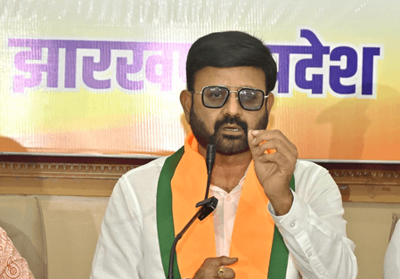 मंच पर नेता और नीचे महापुरुषों की तस्वीरें, भाजपा-झामुमो में जुबानी तकरार