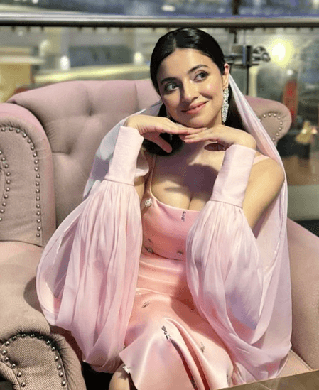 श्रीदेवी के गाने 'ना जाने कहां से आई है' पर डांस करती नजर आईं दिव्या खोसला, पोछा लगाते हुए किए जबरदस्त स्टेप्स