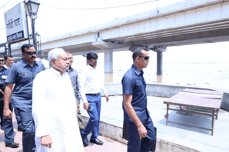 नीतीश कुमार ने गंगा में बढ़ते जलस्तर का लिया जायजा, अधिकारियों को दिए दिशा-निर्देश