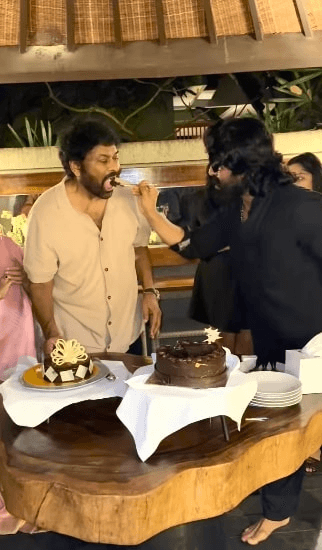 राम चरण ने पिता चिरंजीवी के पैर छूकर इस अंदाज में दी उनके 70वें जन्मदिन की शुभकामनाएं