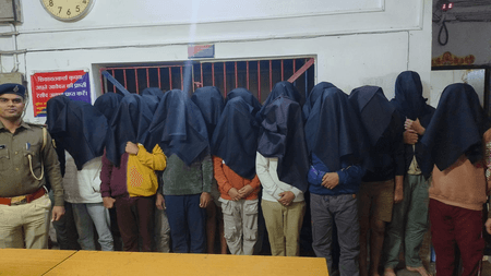 बिहार: बक्सर में साइबर फ्रॉड गिरोह का भंडाफोड़, 18 अपराधी गिरफ्तार