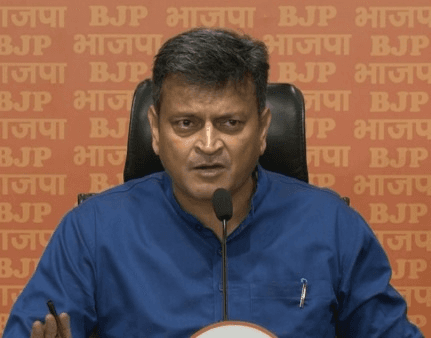 कांग्रेस के विज्ञापन में गांधी परिवार का न होना, एक नए युग की शुरुआत: अजय आलोक