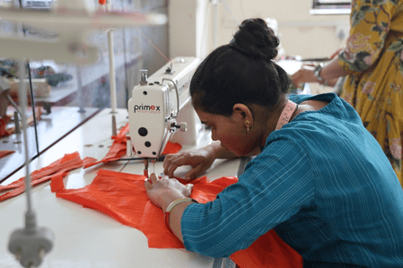 गुजरात : ‘वस्त्र प्रसाद’ की पहल से सोमनाथ की अनेक स्थानीय महिलाएं बनीं ‘लखपति दीदी’