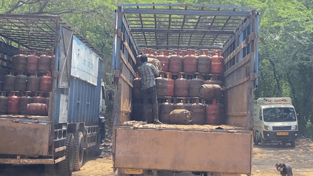 गौतमबुद्ध नगर में गैस संकट को लेकर प्रशासन सतर्क: छापेमारी में कालाबाजारी के नहीं मिले सबूत, लेकिन उपभोक्ता परेशान