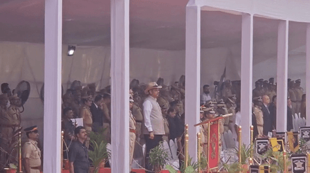 मुख्यमंत्री फडणवीस ने शहीद पुलिसकर्मियों को दी श्रद्धांजलि, अर्पित किया पुष्पचक्र