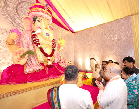 गुजरात: अमित शाह ने अहमदाबाद में 'वस्त्रापुर महागणपति' महोत्सव में लिया हिस्सा