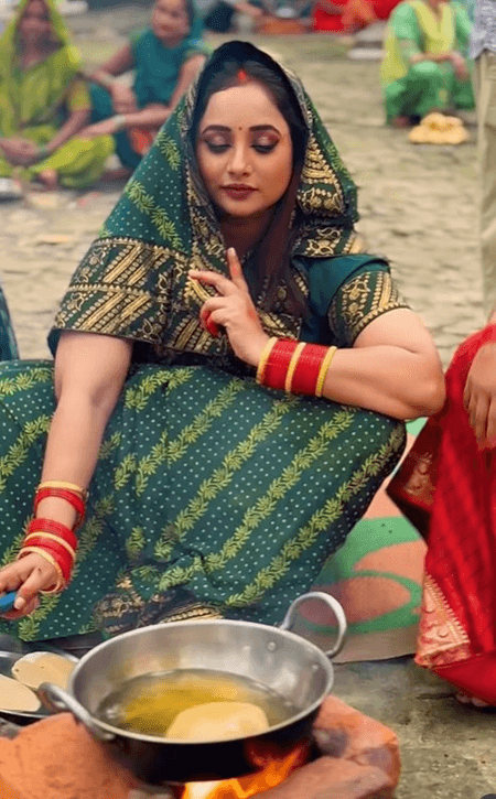 'दूधो नहाओ पूतो फलो' के सेट पर रानी चटर्जी पूरियां तलती आई नजर