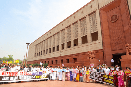 पश्चिम एशिया संकट पर लोकसभा में विपक्ष का हंगामा, सदन की कार्यवाही मंगलवार तक स्थगित