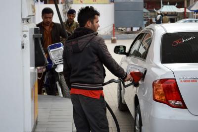 पाकिस्तान में ईंधन की कीमतों में बेतहाशा बढ़ोतरी, मानवाधिकार संगठन बोला- ये आम जनता पर 'सीधा प्रहार'