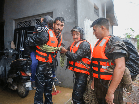 जम्मू-कश्मीर : किश्तवाड़ में भूस्खलन के कारण 5 घायल, बडगाम में कई इलाके जलमग्न