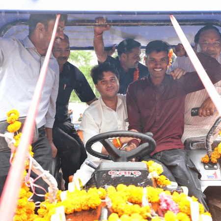 शिवपुरी में बाढ़ प्रभावितों की जान बचाने वाले को केंद्रीय मंत्री सिंधिया ने गिफ्ट किया ट्रैक्टर
