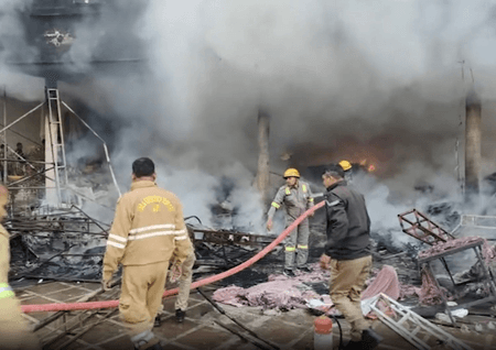 जौनपुर: होटल के बाहर शादी के पंडाल में लगी आग, दूर तक दिखे धुएं के गुब्बारे