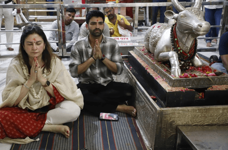 सपरिवार उज्जैन पहुंचीं अभिनेत्री कुनिका सदानंद, किए महाकाल के दर्शन