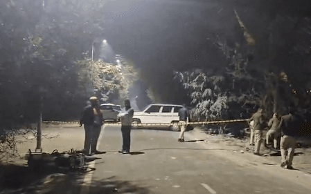 दिल्ली पुलिस ने मुठभेड़ के बाद गैंग के सरगना असद समेत तीन अपराधियों को गिरफ्तार किया