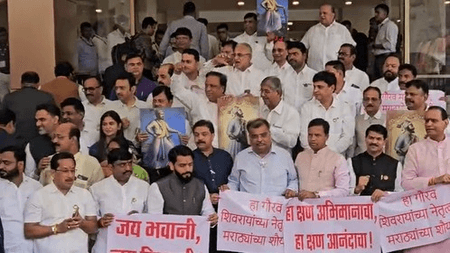 मुंबई: विधान भवन की सीढ़ियों पर सत्ताधारी दल, छत्रपति शिवाजी महाराज के सम्मान में लगाए नारे