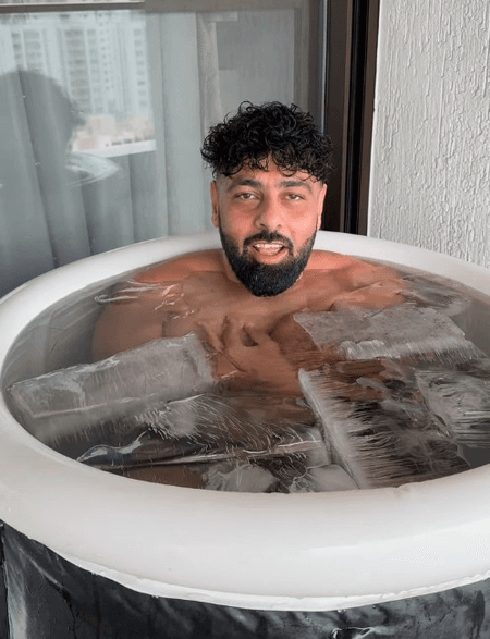 आइस बाथ में चिल करते दिखे रैपर बादशाह, जानें इसके क्या हैं फायदे