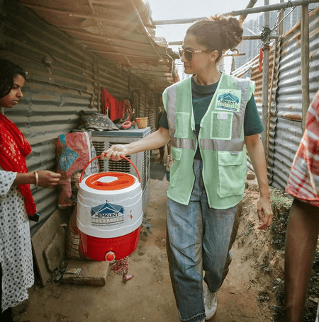 गर्मी से राहत के लिए तापसी पन्नू ने बांटे वाटर कूलिंग जग, शेयर किया वीडियो