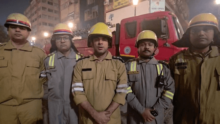 नोएडा : कृष्णा प्लाजा में भीषण आग, घंटों की मशक्कत के बाद पाया काबू, कोई जनहानि नहीं