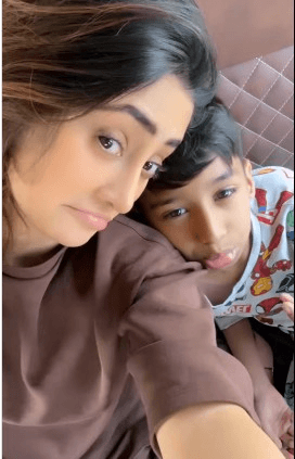 मशहूर अभिनेत्री शिवांगी जोशी ने परिवार संग 'मोहब्बतें' गाने पर किया डांस