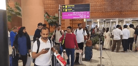 मिडिल ईस्ट में चल रहे संघर्ष के बीच अबू धाबी से भारतीयों को लेकर बेंगलुरु पहुंची फ्लाइट