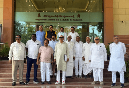 कर्नाटक कैबिनेट में फेरबदल की मांग तेज, कांग्रेस के कई विधायक दिल्ली में मिले