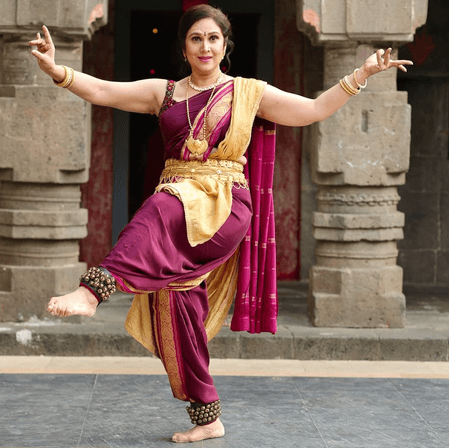 मीनाक्षी शेषाद्री: करियर के शिखर पर पहुंचकर स्टारडम के शोर से दूर हो गई 'दामिनी', अब टेक्सास में सिखाती हैं नृत्य