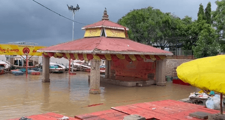 वाराणसी में गंगा का रौद्र रूप: घाट जलमग्न, प्रशासन ने लोगों को किया सचेत