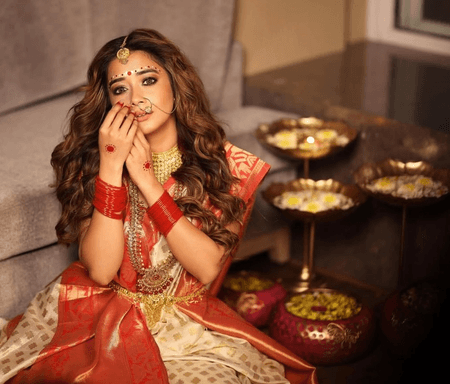 ट्रेडिशनल लुक में टीना दत्ता का अनोखा अंदाज, रवींद्रनाथ टैगोर की कविता से जोड़ा भाव