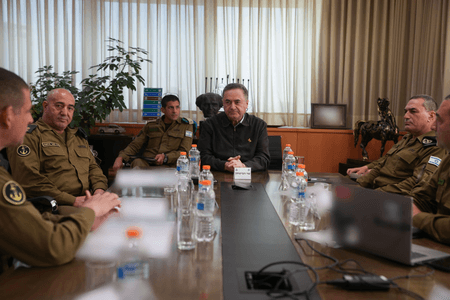 इजरायली रक्षा मंत्री ने खामेनेई को युद्ध अपराधों पर सद्दाम जैसा अंजाम भुगतने की चेतावनी दी