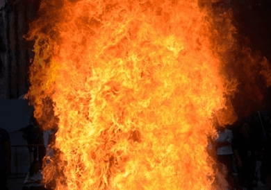 दिल्ली के गुड़ मंडी इलाके में स्थित झुग्गियों में लगी भीषण आग, लोगों ने भागकर बचाई जान